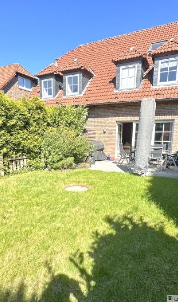 Garten mit Hausrückseite